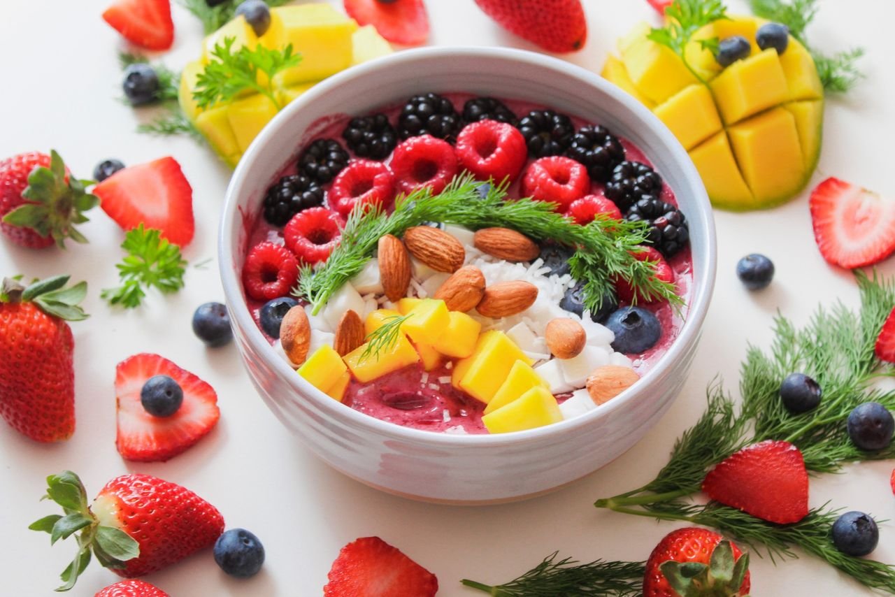 Colorful smoothie bowl with fresh fruits and almonds, perfect for a healthy breakfast.